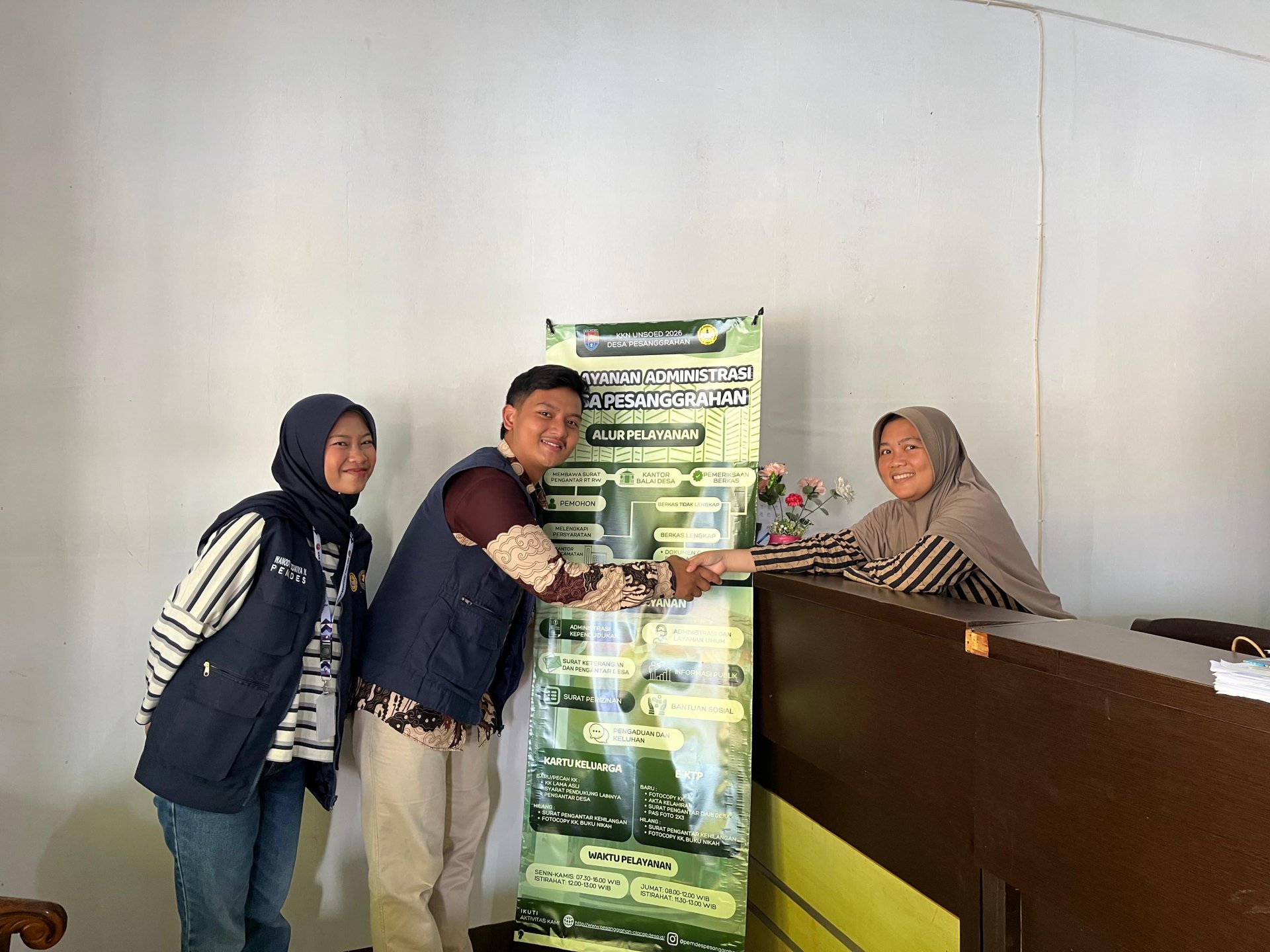 Kegiatan Hari Ke-23 | Penyerahan SOP Pelayanan ke Balai desa pesanggrahan