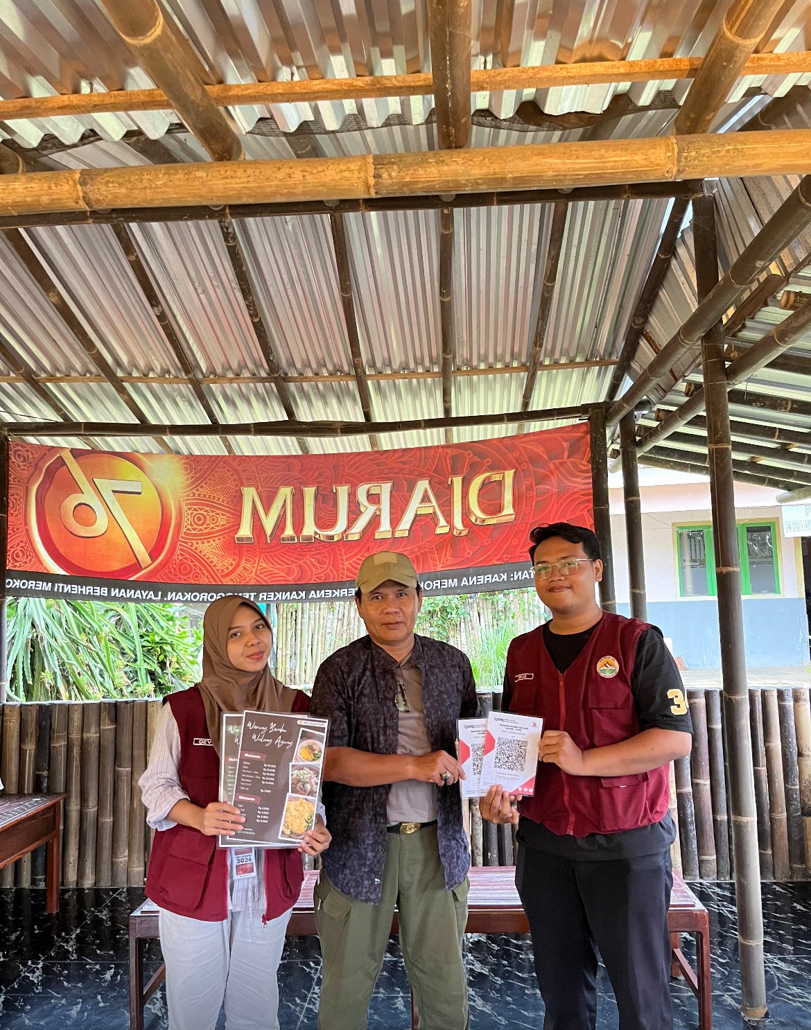 Pemberian qris dan menu UMKM