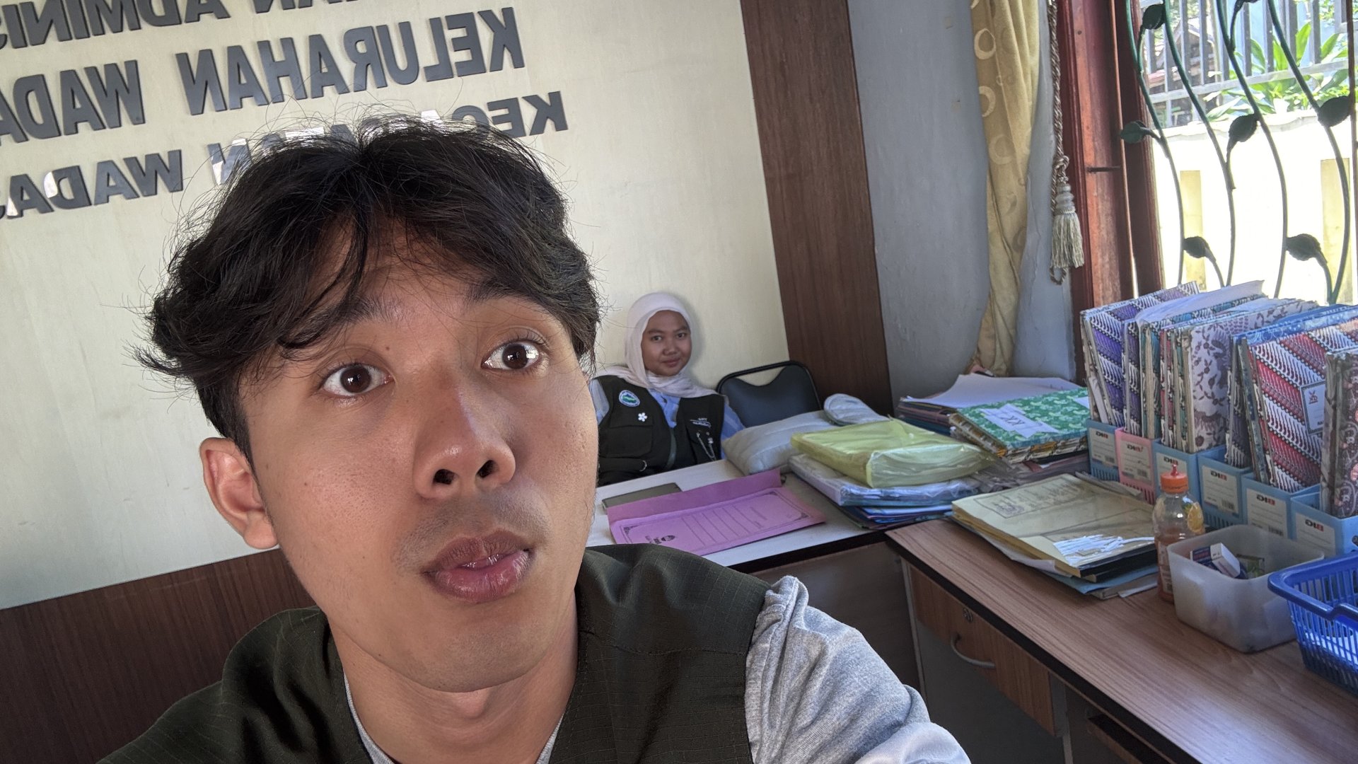 Pelaksanaan Piket Rutin dan Bantuan Administrasi Pelayanan Publik di Kantor Kelurahan