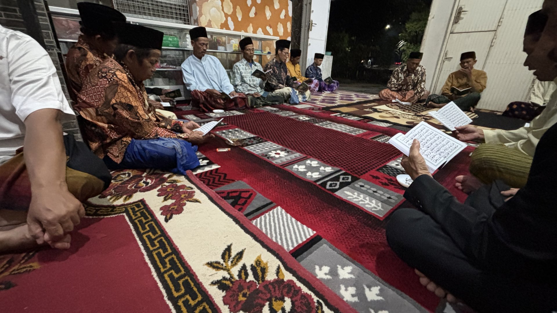 Mengikuti Tahlilan Rutin di Kediaman Lurah Wadaslintang