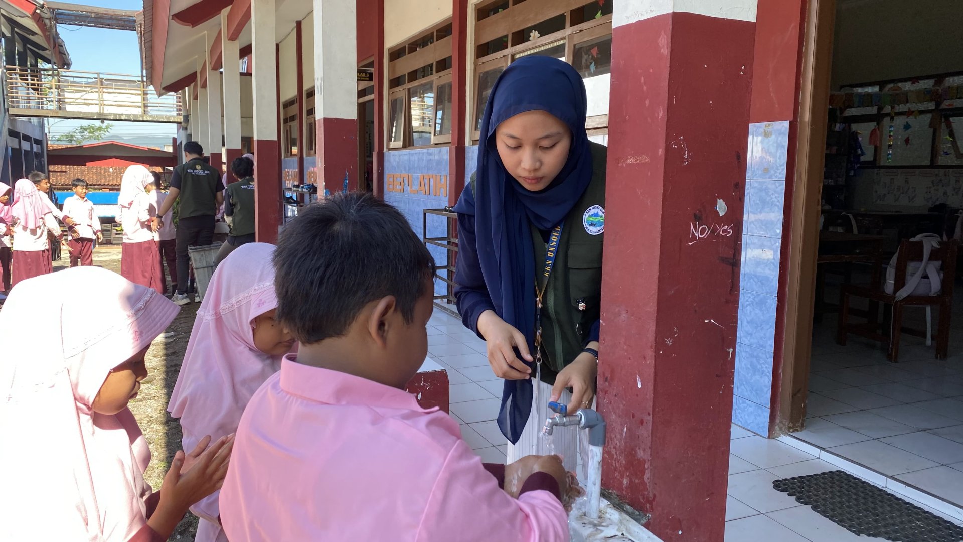 Melaksanakan proker PHBS di SD 2 Wadaslintang