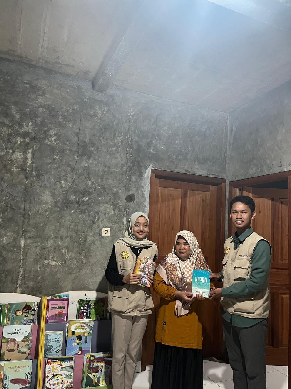 Perkaya Koleksi Bacaan, Mahasiswa KKN Desa Gumelem Kulon Laksanakan Peningkatan Literasi melalui Donasi Buku di Perpustakaan Pos PAUD RW 04 Desa Gumelem Kulon