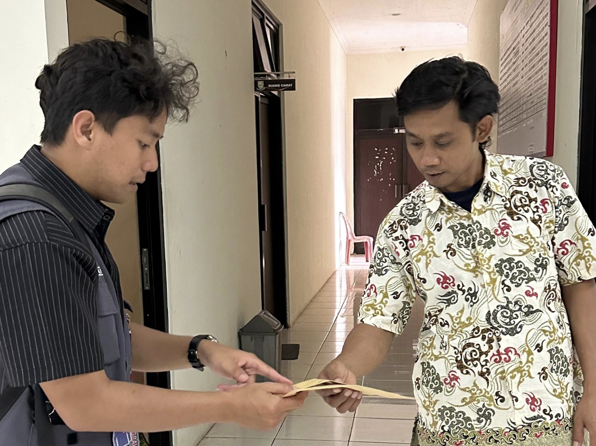 PARTISIPASI PENGANTARAN SURAT UNDANGAN MUSYAWARAH DESA KARANGBAWANG KE CAMAT KECAMTAN REMBANG