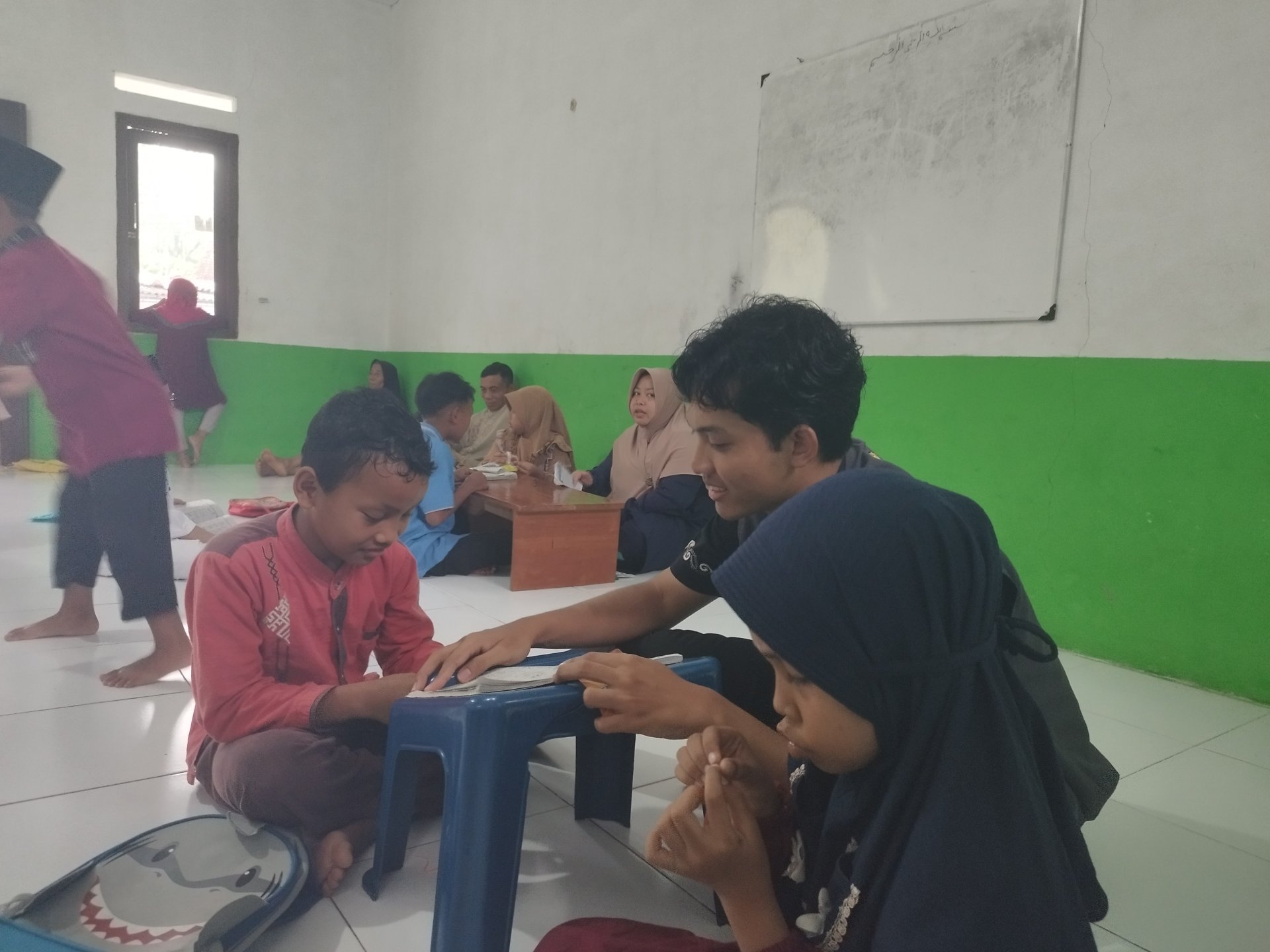 Mengajar membaca Al-Qur'an di TPQ desa Karangbawang