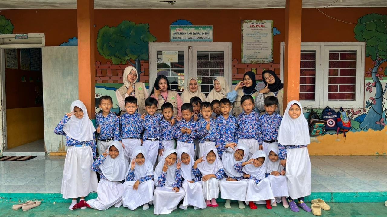 Pembuatan Pojok Baca di TK PGRI Desa Panerusan Wetan