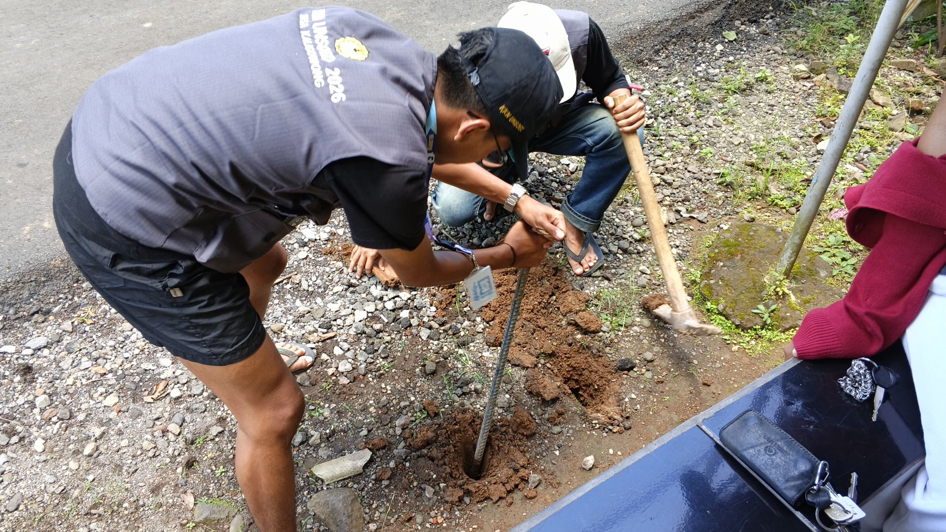 KKN Unsoed Hari Ke-23: Pemasangan Papan Informasi Degradasi Sampah