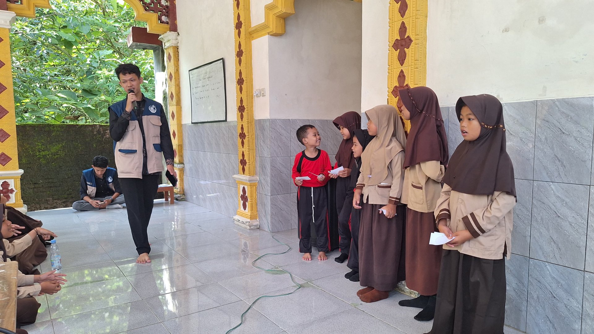 Mengajar Bahasa Inggris di SD N 1 Sawangan