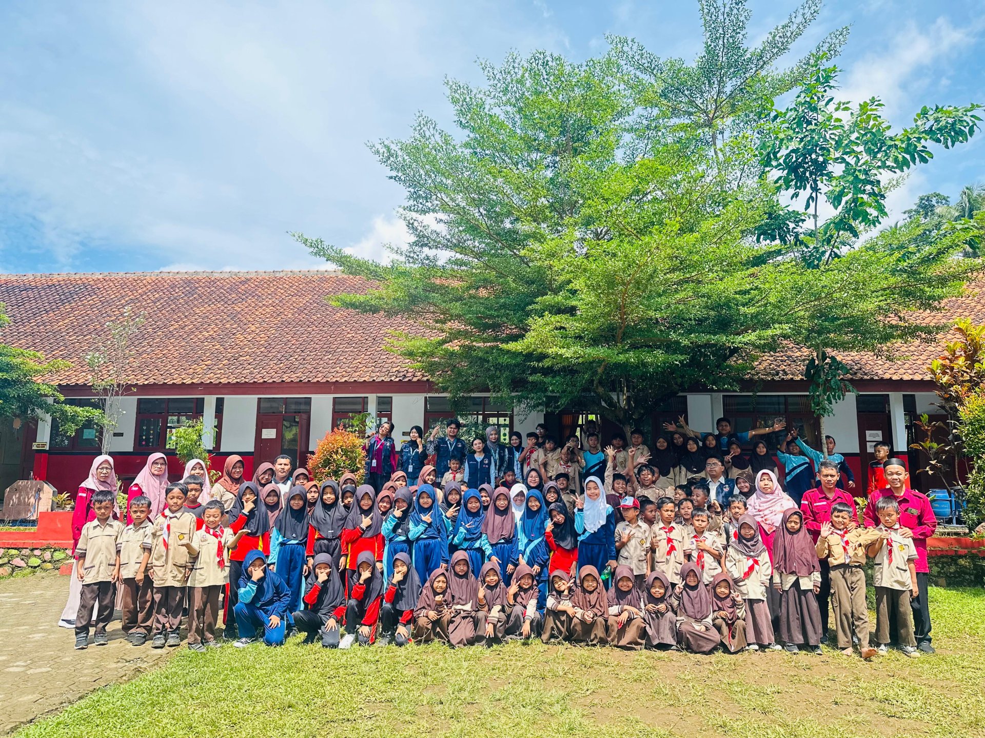 Simulasi Bencana Gempa Bumi di SD 1 Kalikesur