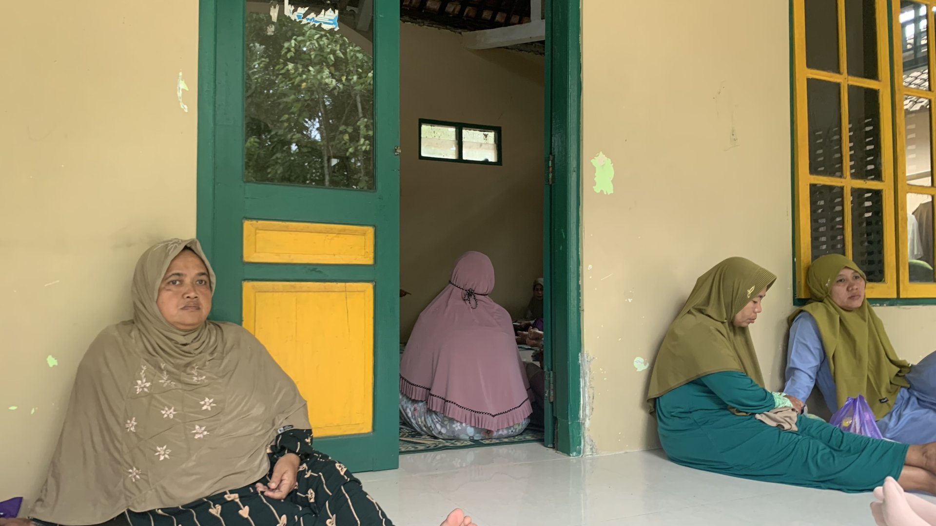 simaan dan tahlilan bersama di mushola belakang posko