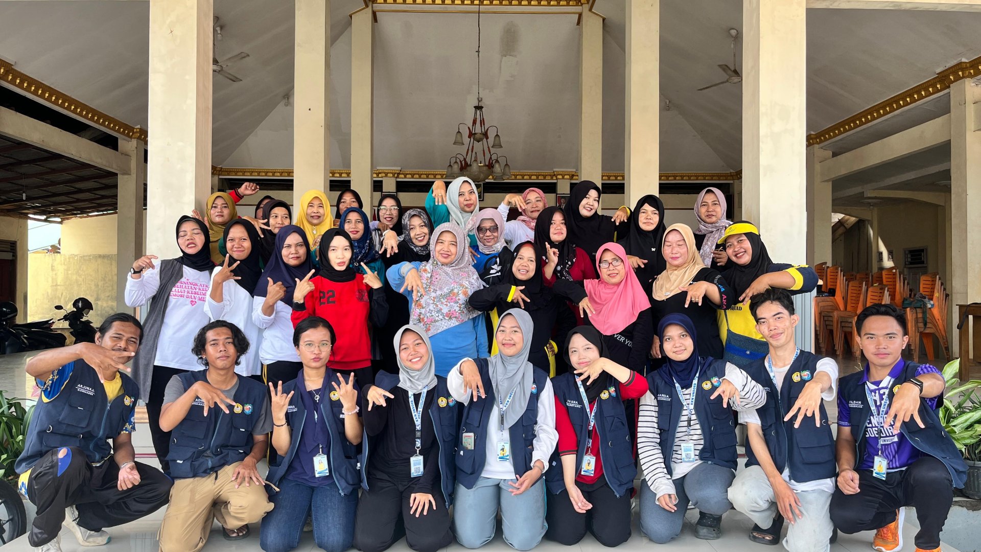 KKN DAY 24: Pendampingan KWT, Senam Bersama, dan Piket Balai Desa