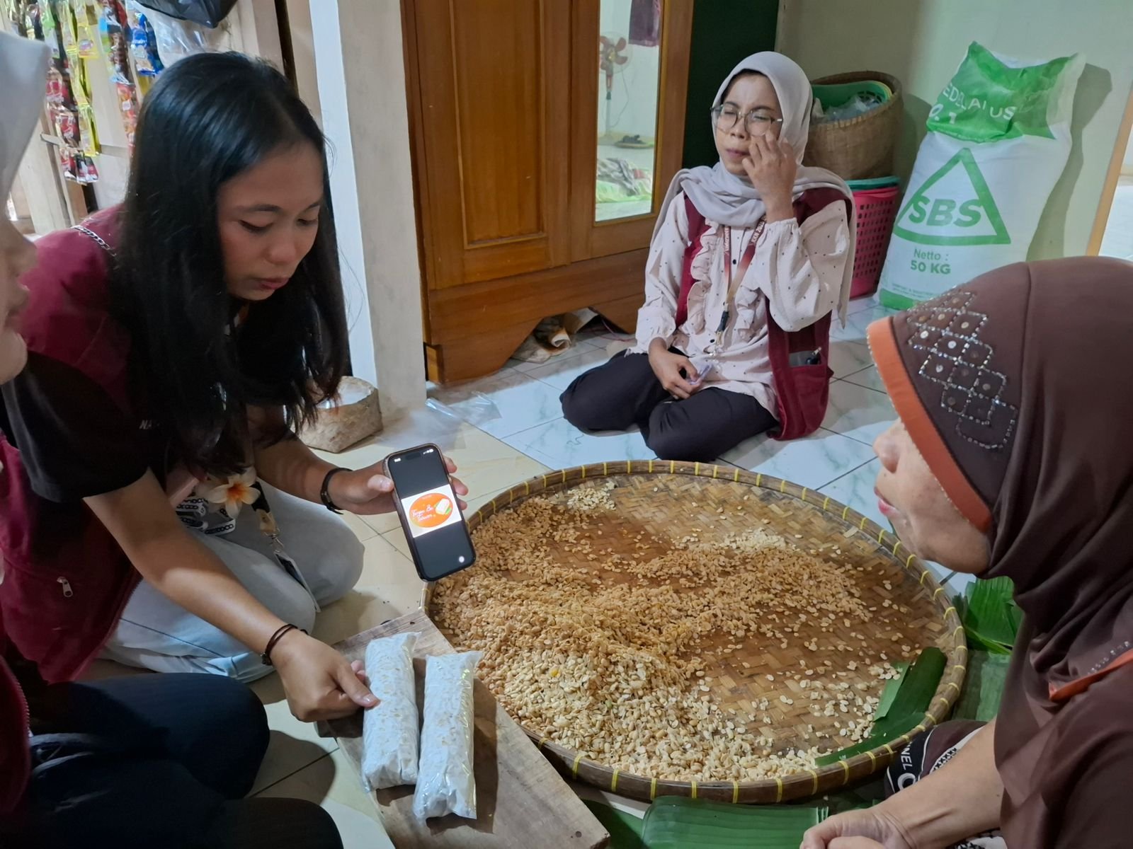 Pendampingan Value Editing UMKM (Peningkatan Kemasan dan Identitas Produk) UMKM Tempe Bu Tarwen Desa Bodaskarangjati