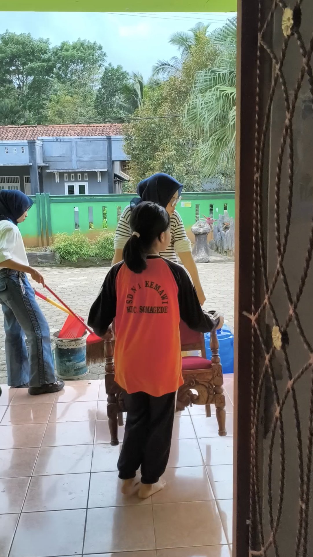 (Day 24) Kerja Bakti Balai Desa dan Pembersihan Perpustakaan Sekolah