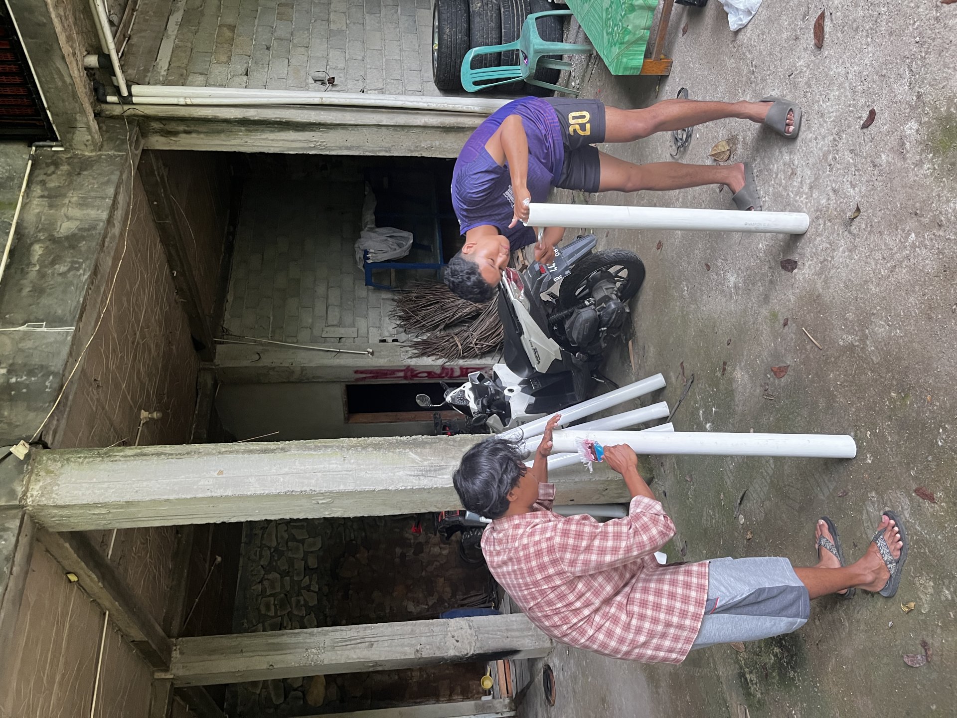 Pembuatan reflektor jalan