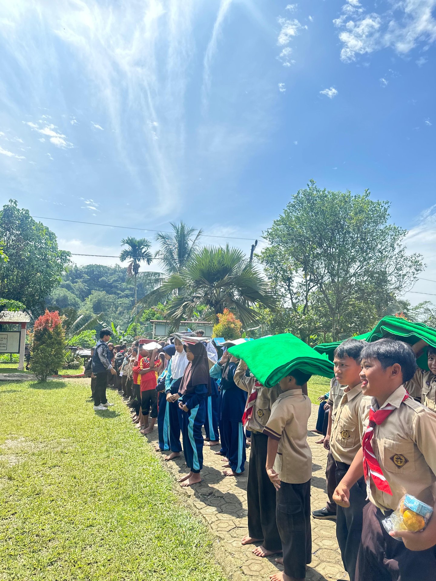 Simulasi bencana gempa bumi di SD 1 Kalikesur