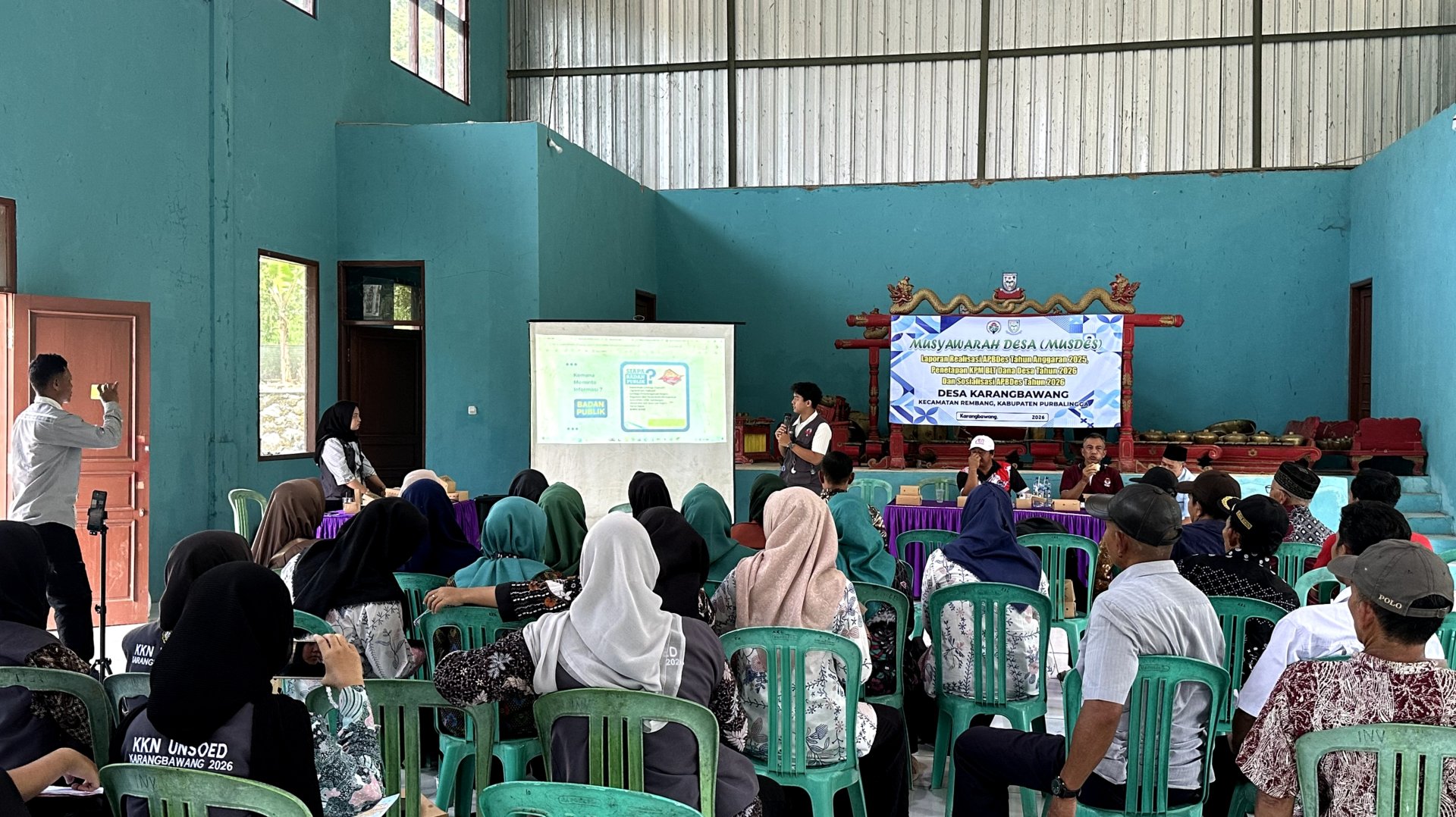 SOSIALISASI KETERBUKAAN INFORMASI PUBLIK (KIP) KEPADA PERANGKAT DAN MASYARAKAT DESA KARANGBAWANG