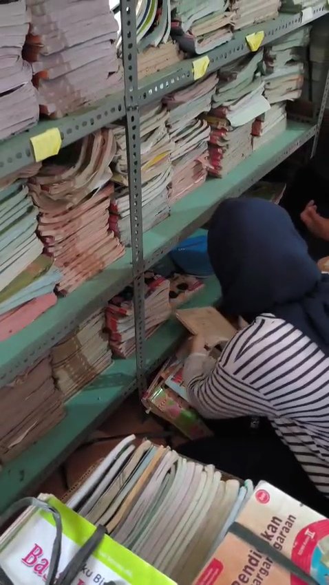 Kerja bakti di balai desa dan revitalisasi perpus day 1