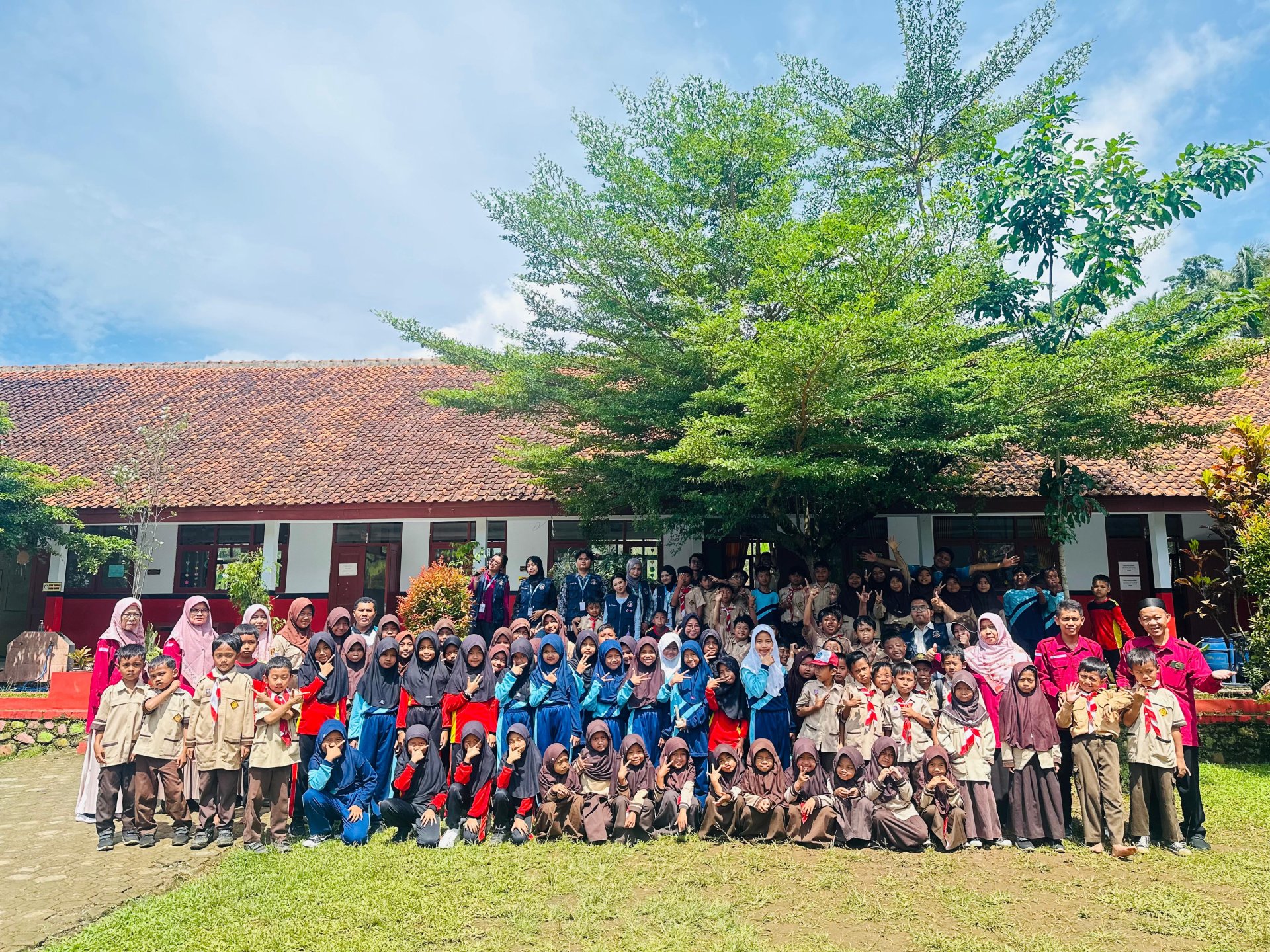 Simulasi Mitigasi Gempa Bumi di SDN 1 Kalikesur