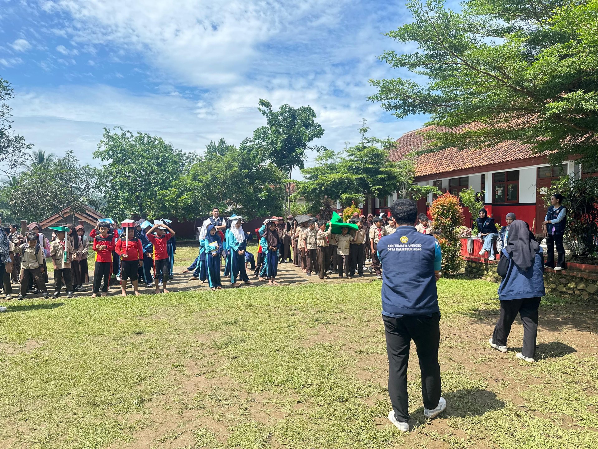 Praktik Simulasi Bencana Gempa Bumi di SDN 1 Kalikesur