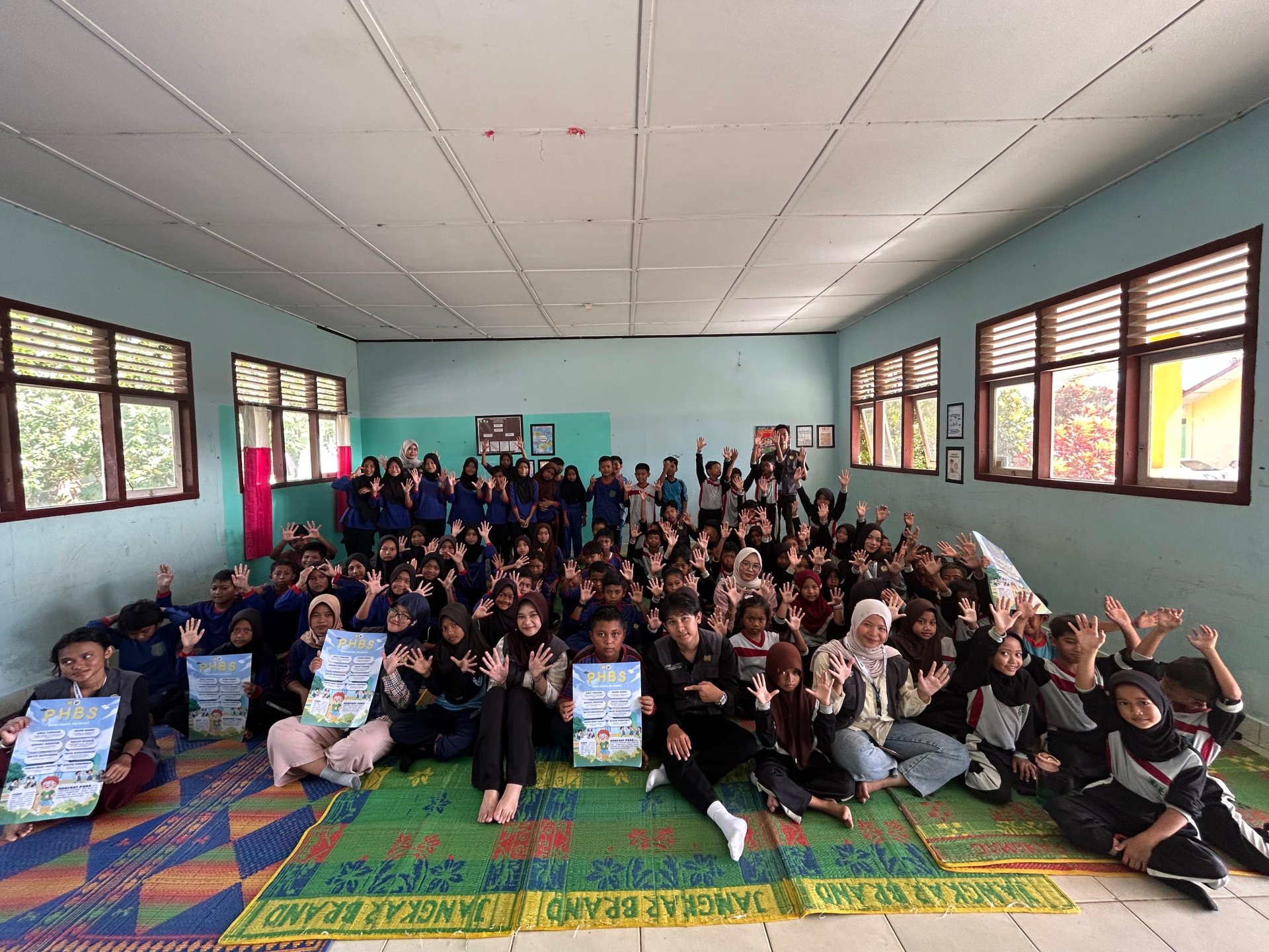 Sosialisasi PHBS dan Kunjungan Sosial ke Warga