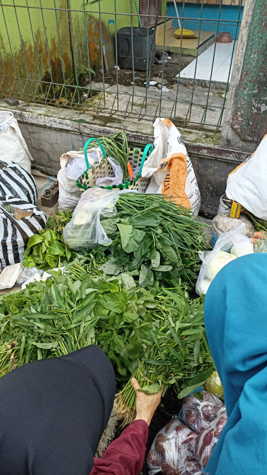 Belanja ke Pasar dan Piket Masak