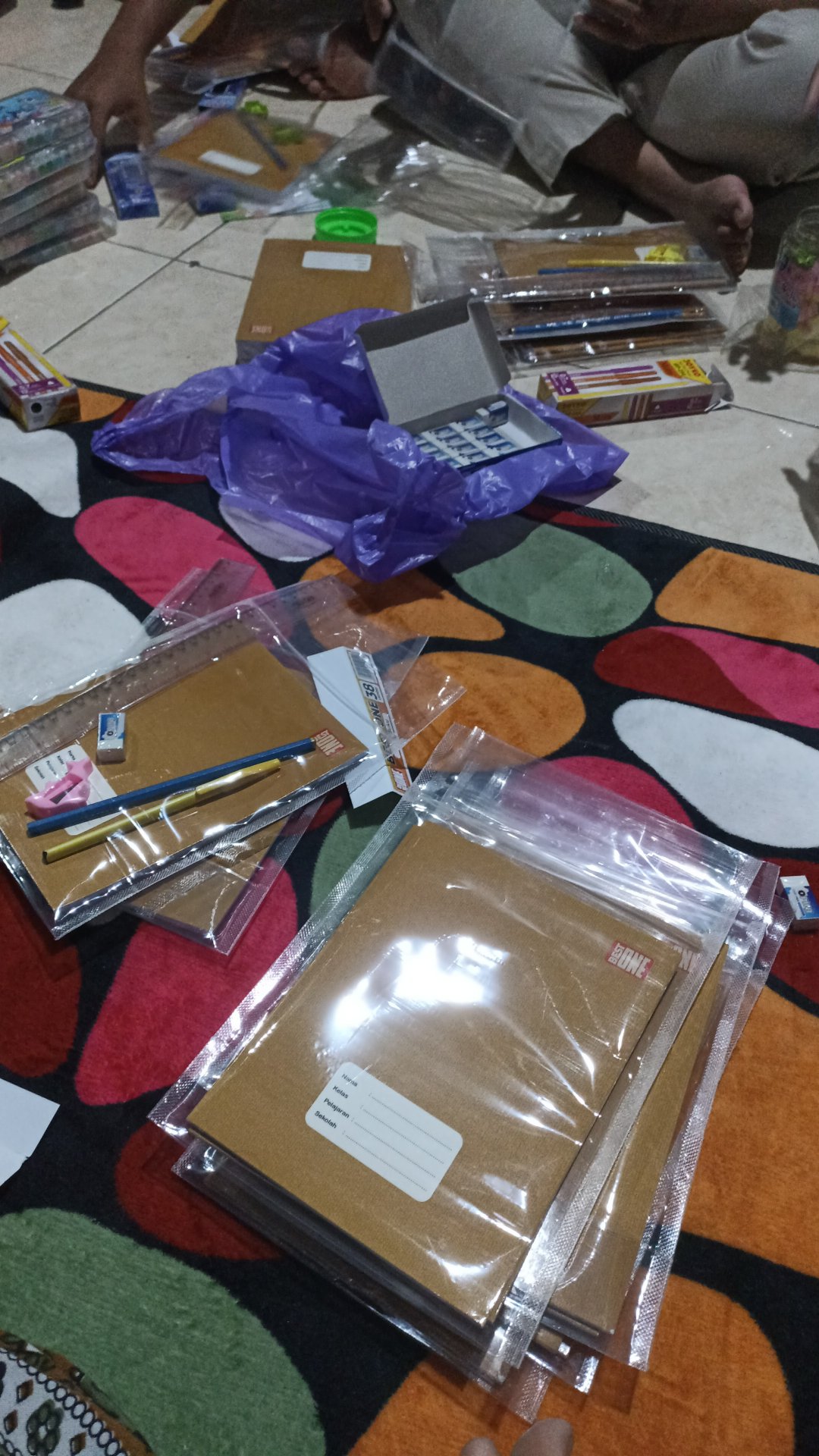 Menyiapkan barang untuk donasi