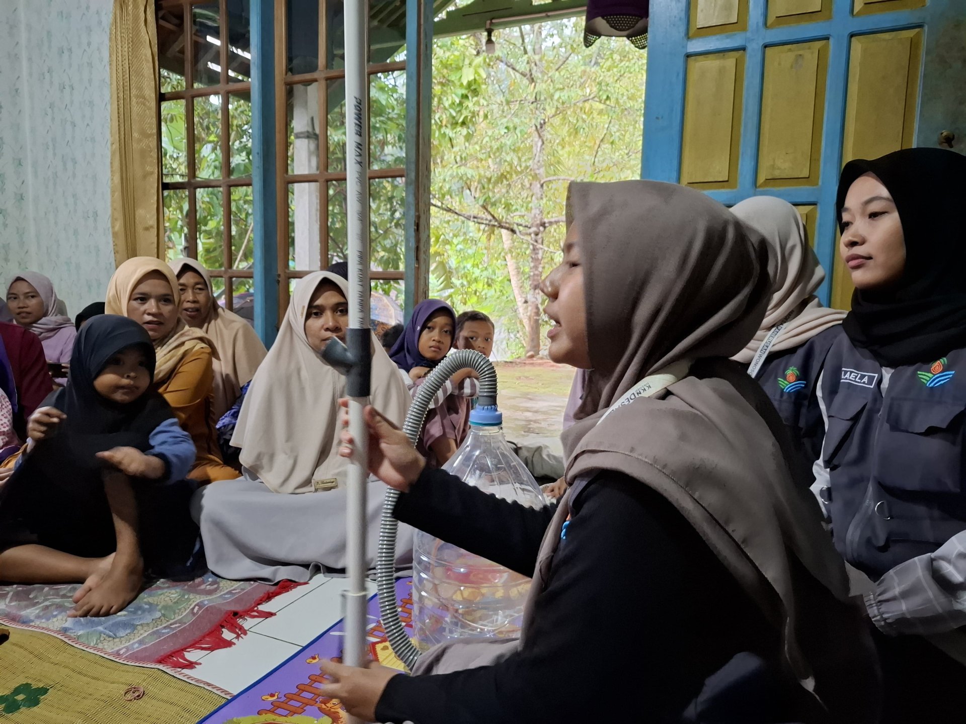 Sosialisasi dan praktik pembuatan alat penebar pupuk setelah pengajian rutin