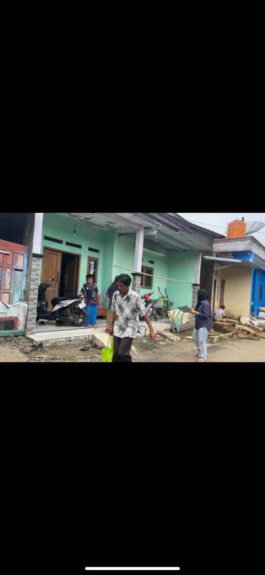 Mengajar di SD dan menarik uang sumbangan untuk bencana.