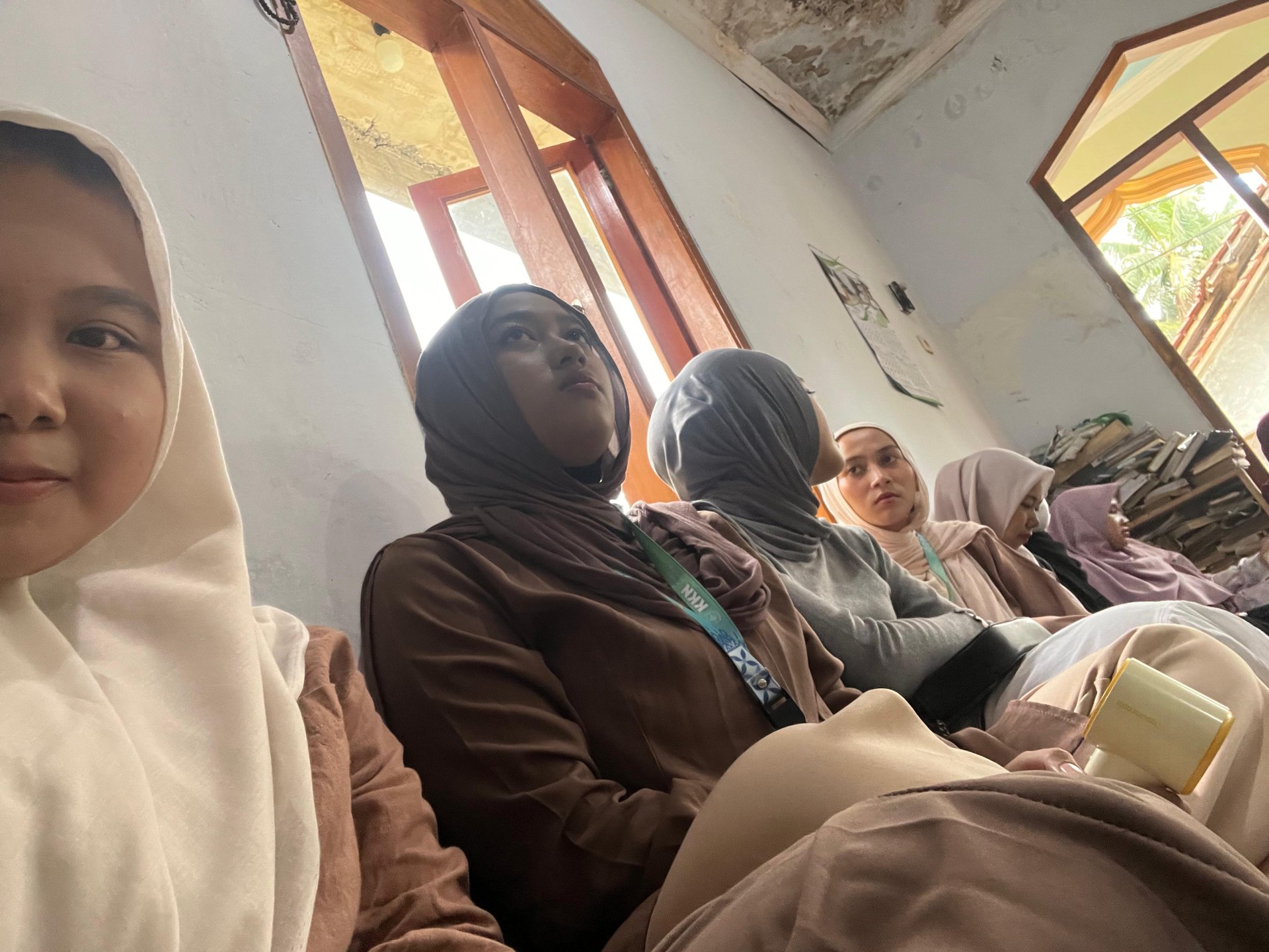 Partisipasi Mahasiswa KKN dalam Kegiatan Pengajian Rutin di Dusun Juru Tengah