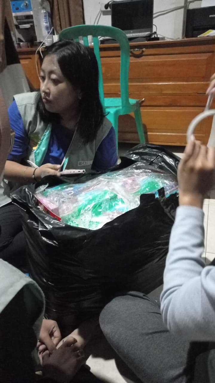 Membantu membuat gift di masjid