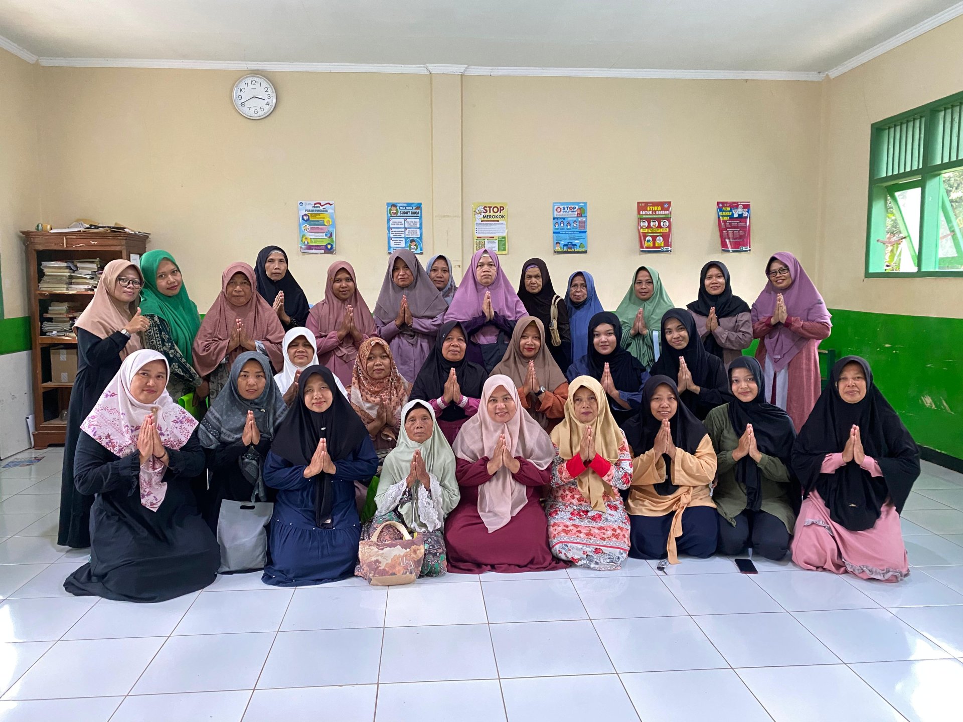 KKN HARI KE-24: Perawatan Tanaman Pakcoy, Pengajian Rutinan dan Koordinasi dengan Pengurus BUMDes