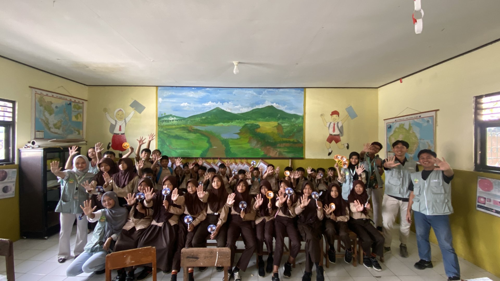 Sosialisasi kekerasan seksual, pembuatan plang, dan packing barang korban bencana serang