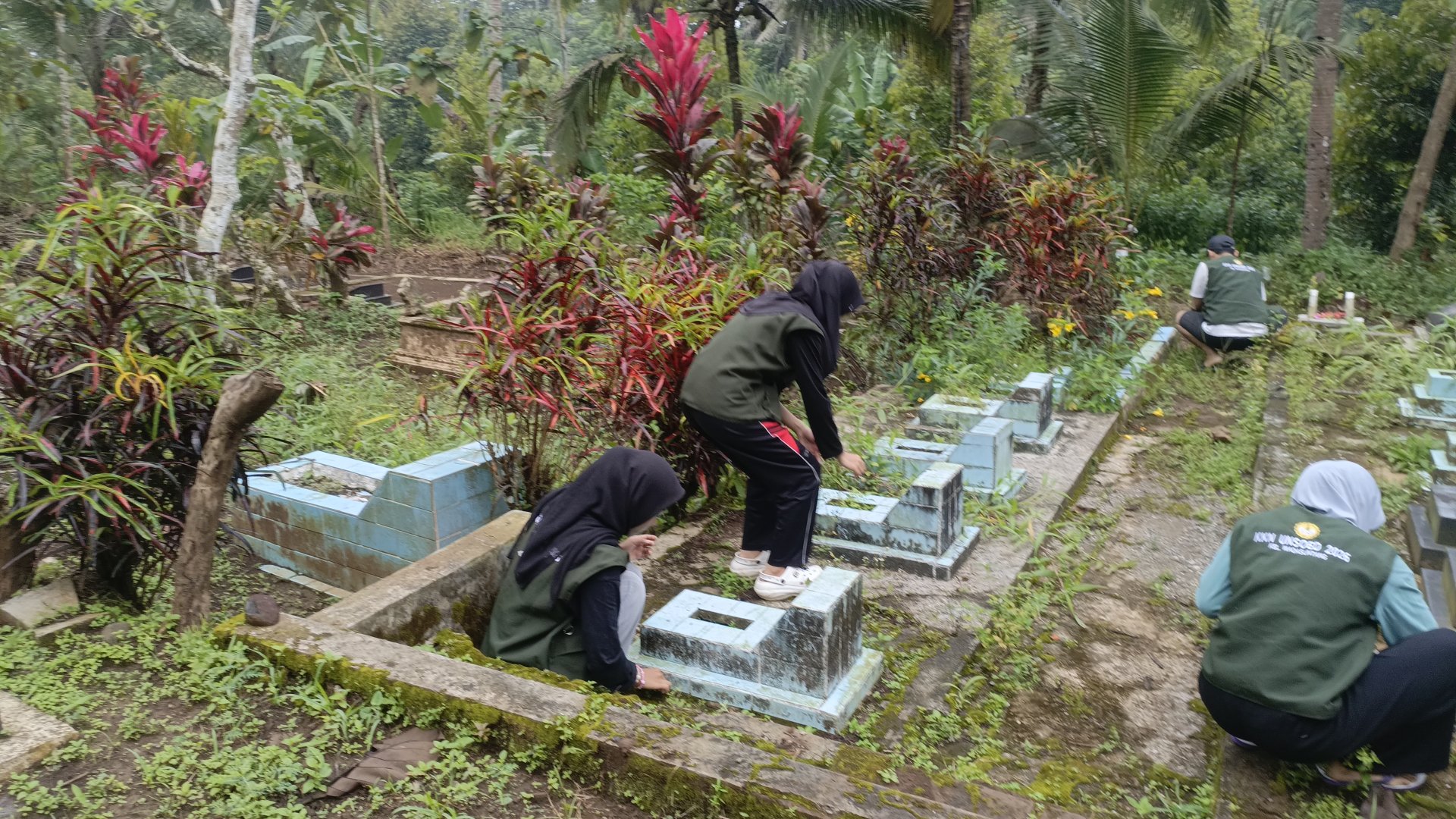 Kerja Bakti Bersihkan Makam bersama Warga
