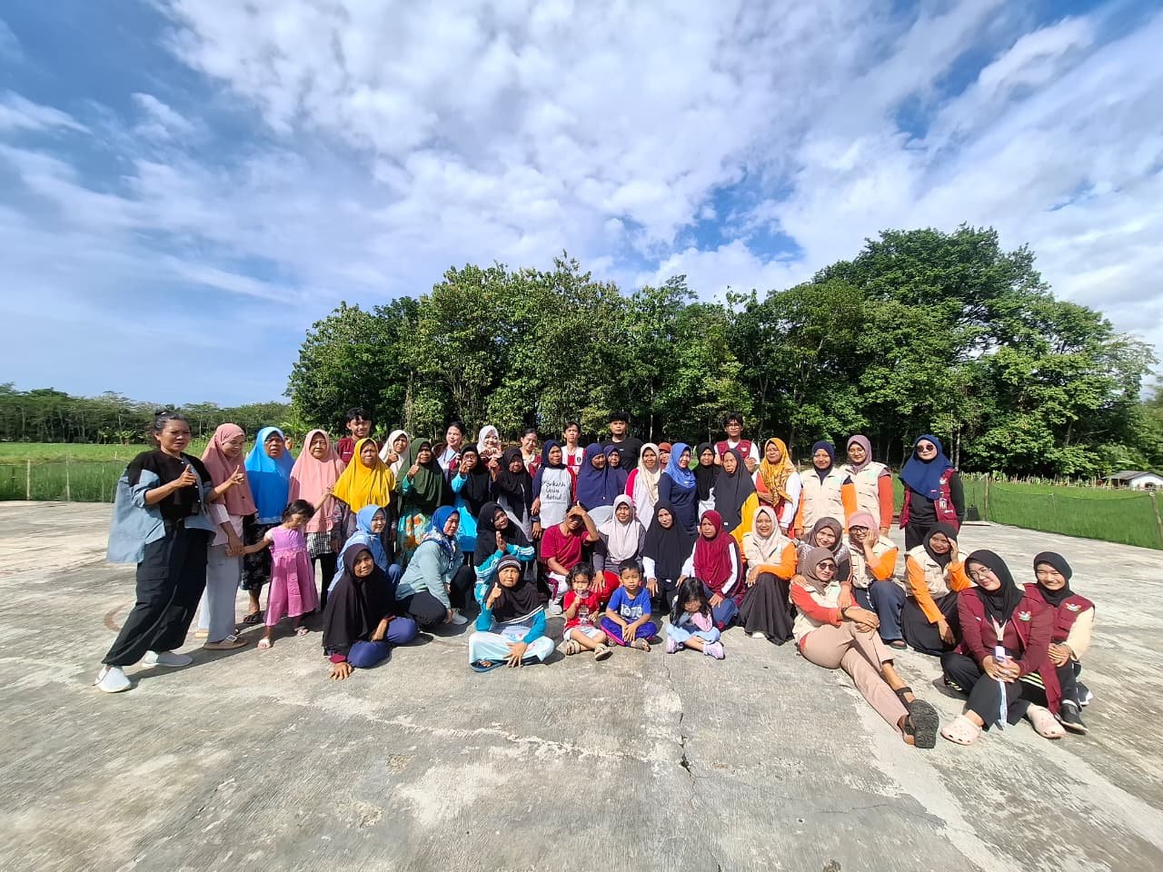 Senam Aerobik dan Senam Lansia Bersama Warga Dusun 3 Desa Bodaskarangjati