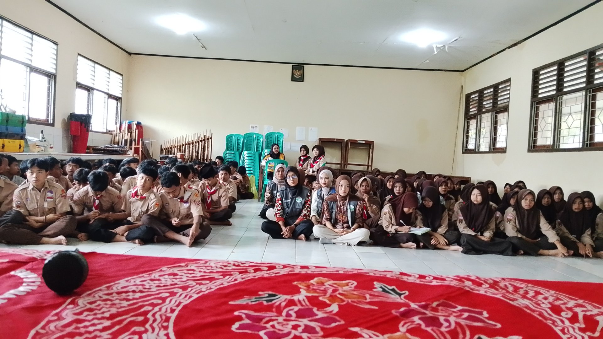 Day 24: Sekolah Dasari dan Kunjungan dari KKN Desa Badak