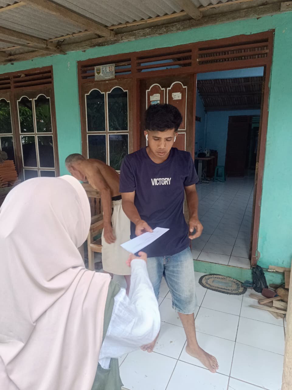 Membagikan Undangan Acara Sosialisasi Literasi Keuangan