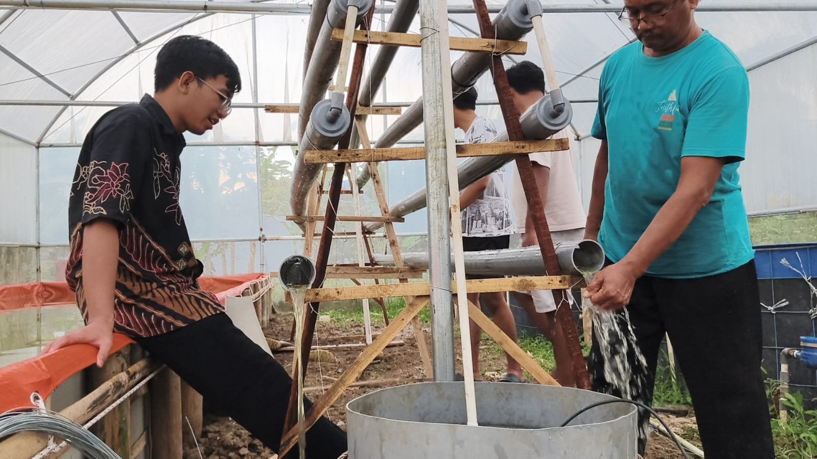 Pemasangan pipa dan pelubangan pipa
