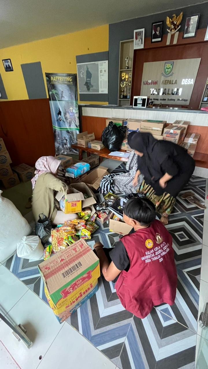 Belanja Kebutuhan Sebagai Penyerahan Penggalangan Donasi untuk Korban Bencana Gunung Slamet