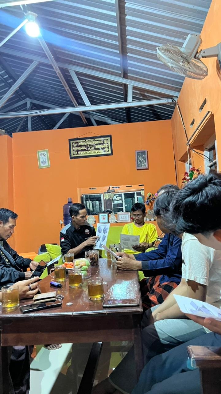 Diskusi Dengan Tokoh Masyarakat Mengenai Agenda Pembuatan Pembakaran Sampah Minim Asap