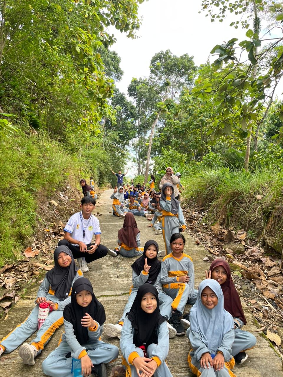 Kegiatan hari ke 24 : Pendampingan jalan sehat bersama Siswa siswi dan guru  SD 2 Pesanggrahan