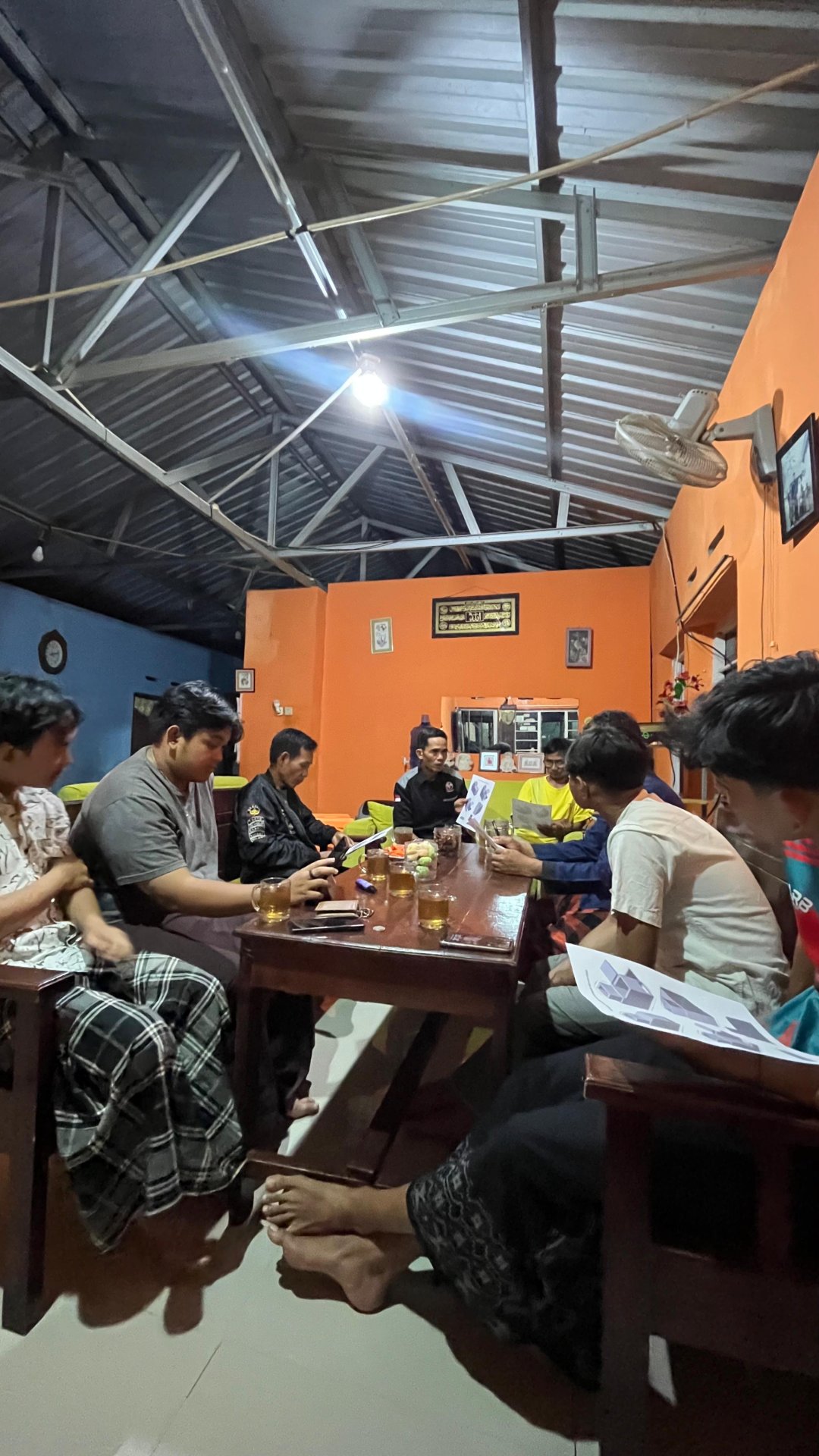 Diskusi Dengan Tokoh Masyarakat Mengenai Agenda Pembuatan Pembakaran Sampah Minim Asap