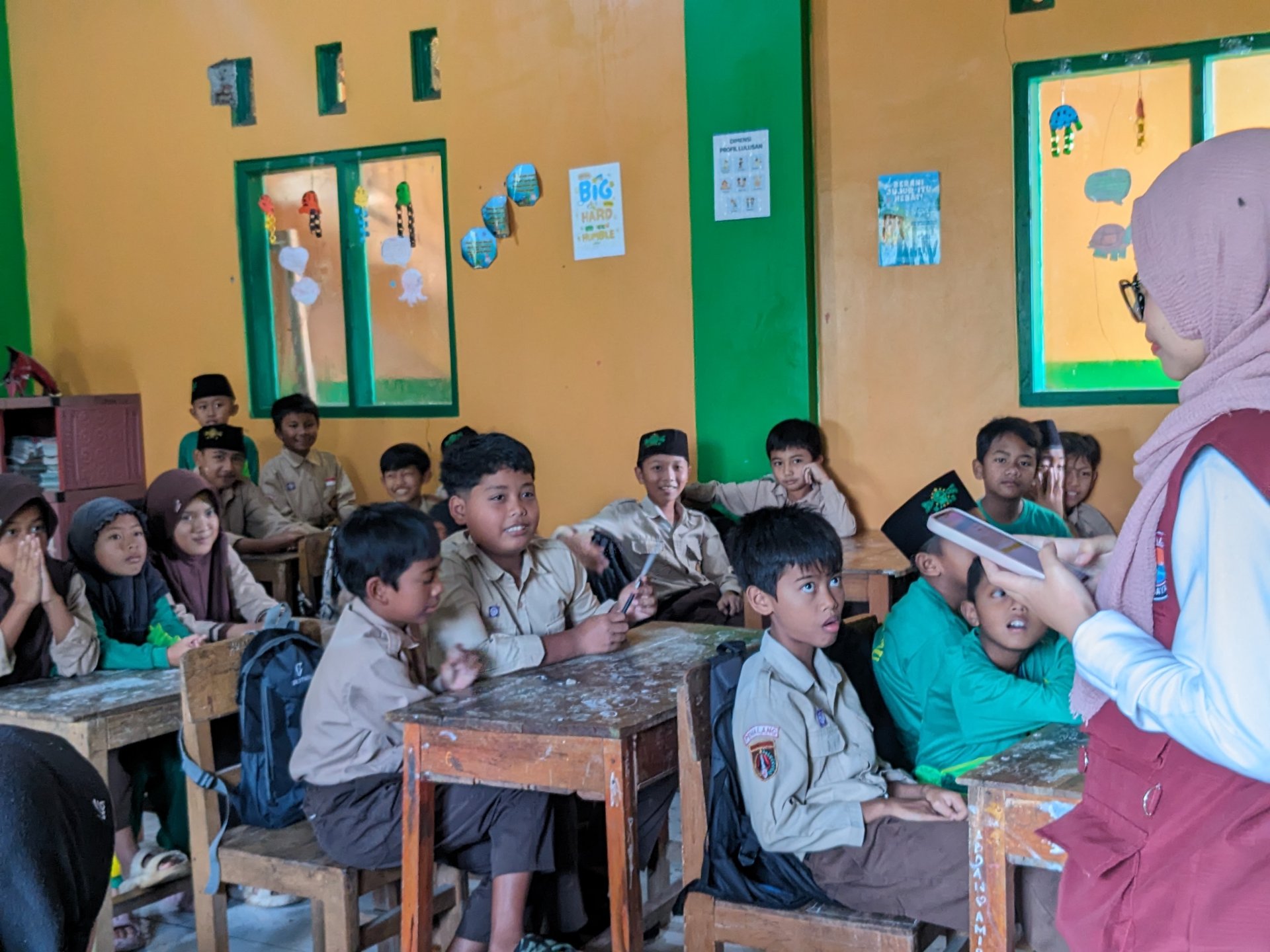 Kegiatan Literasi Membaca dan Bercerita di Sekolah Desa Gunungjaya