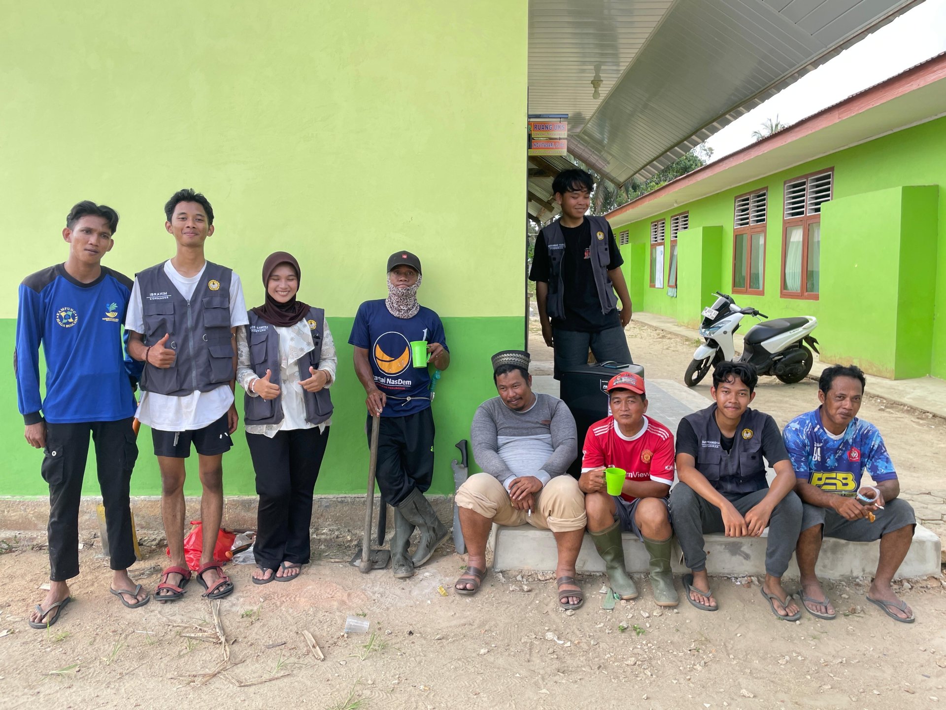 Kerja Bakti Pembuatan Lapangan Voli di SDN8 Kelapa Kampit