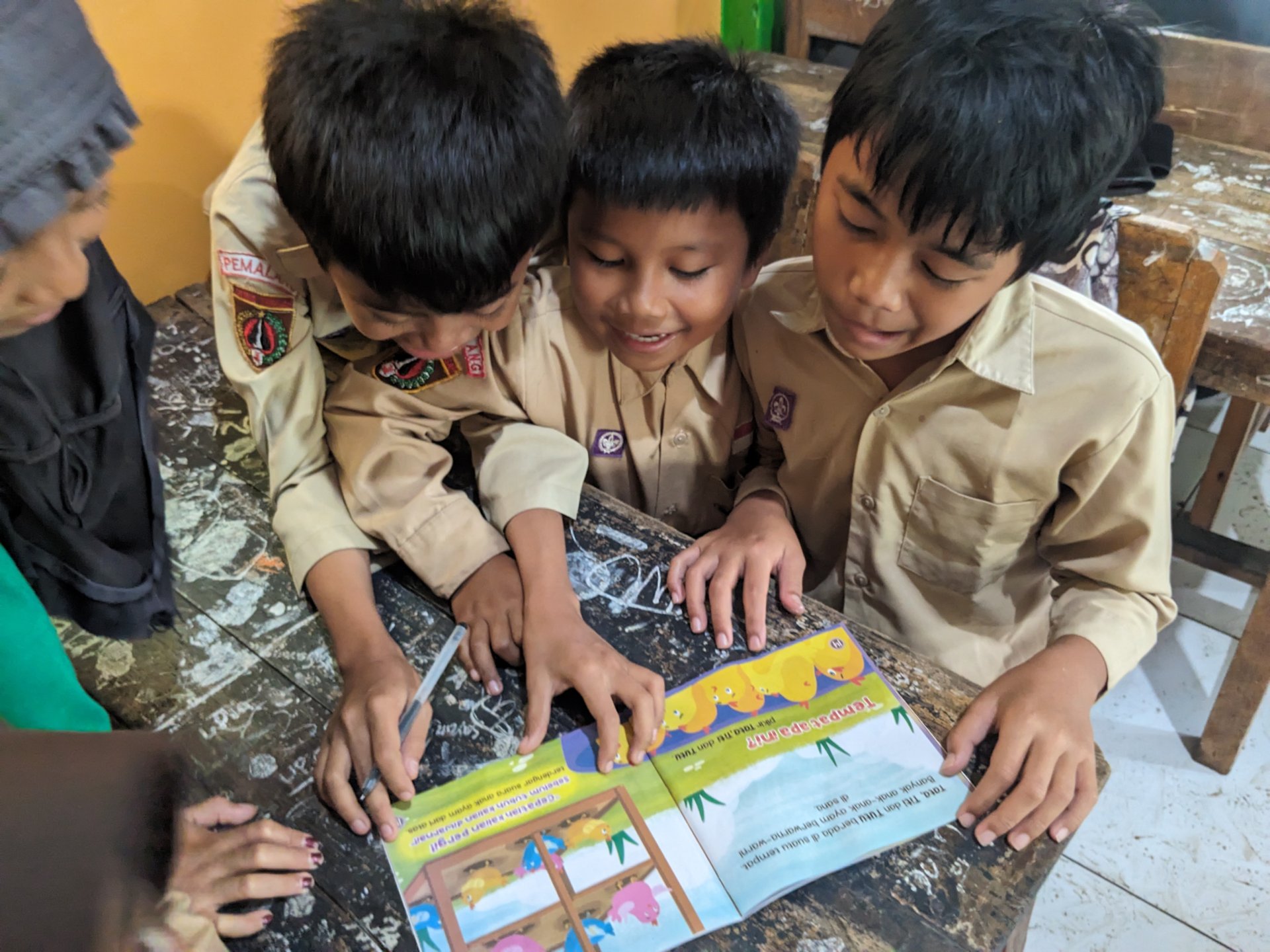 Membaca dan Bercerita Di SD dan Pengambilan Pil Penambah Darah