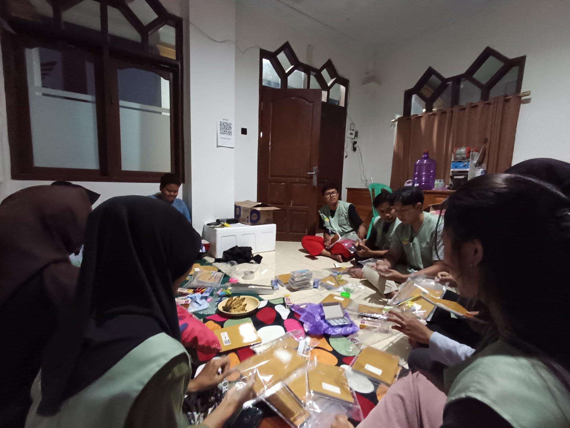 Membungkus bantuan korban bencana di serang