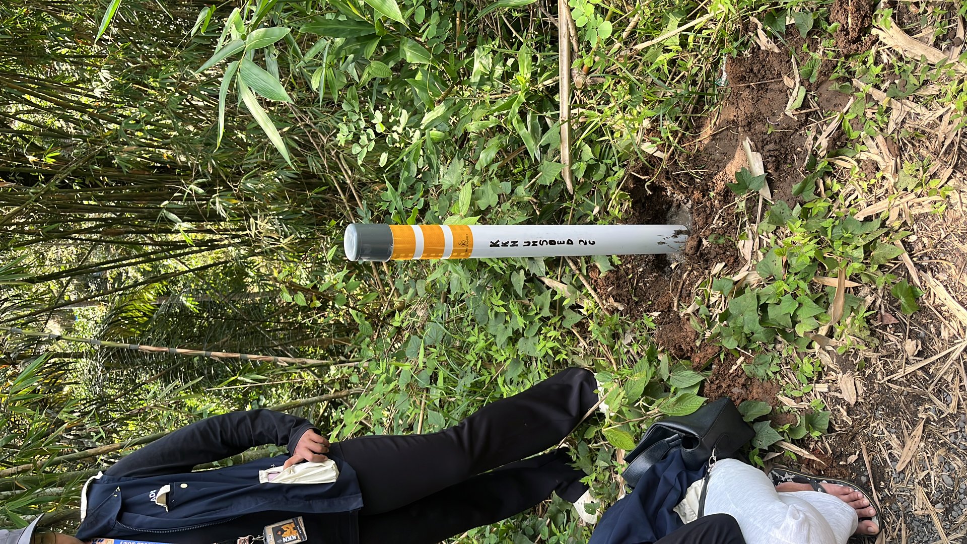 Pemasangan reflektor jalan desa trimulyo