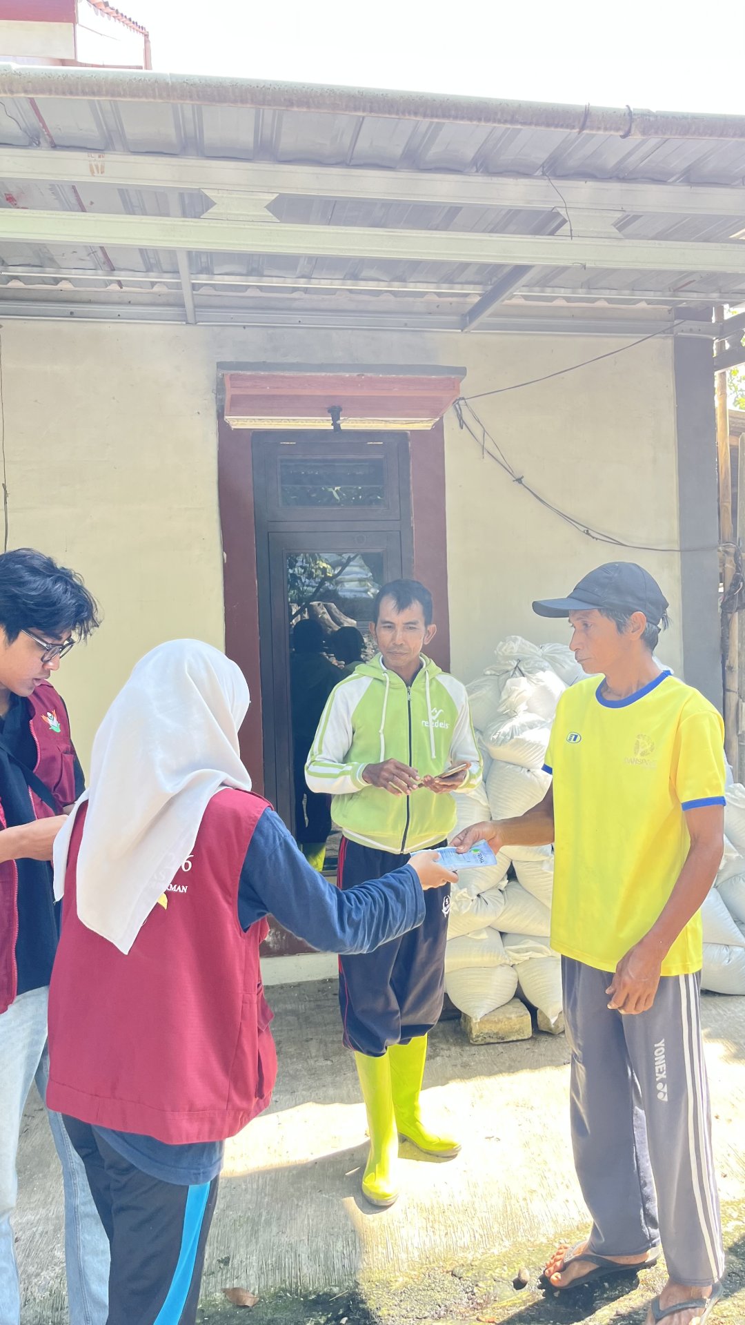 PEMBAGIAN PUPUK BERSAMA KELOMPOK TANI MUGI RAHAYU