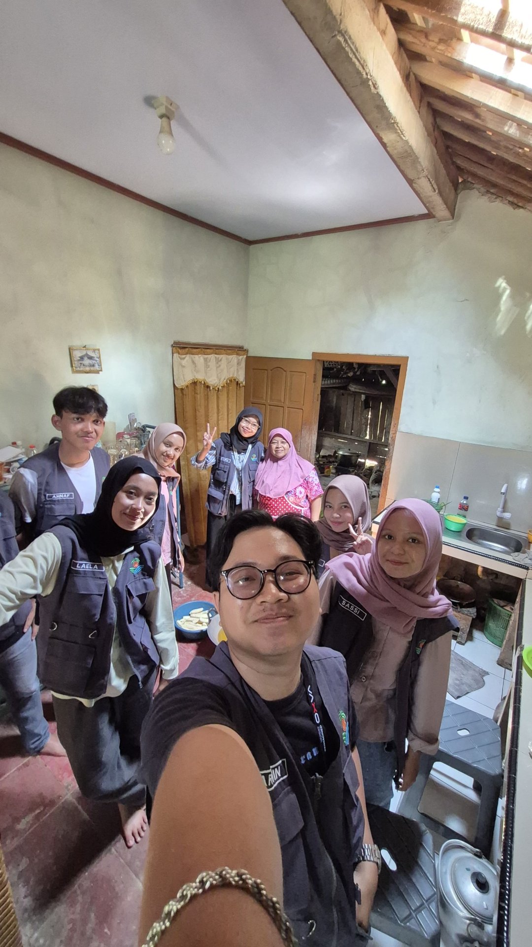 Membantu UMKM, membuat keripik pisang