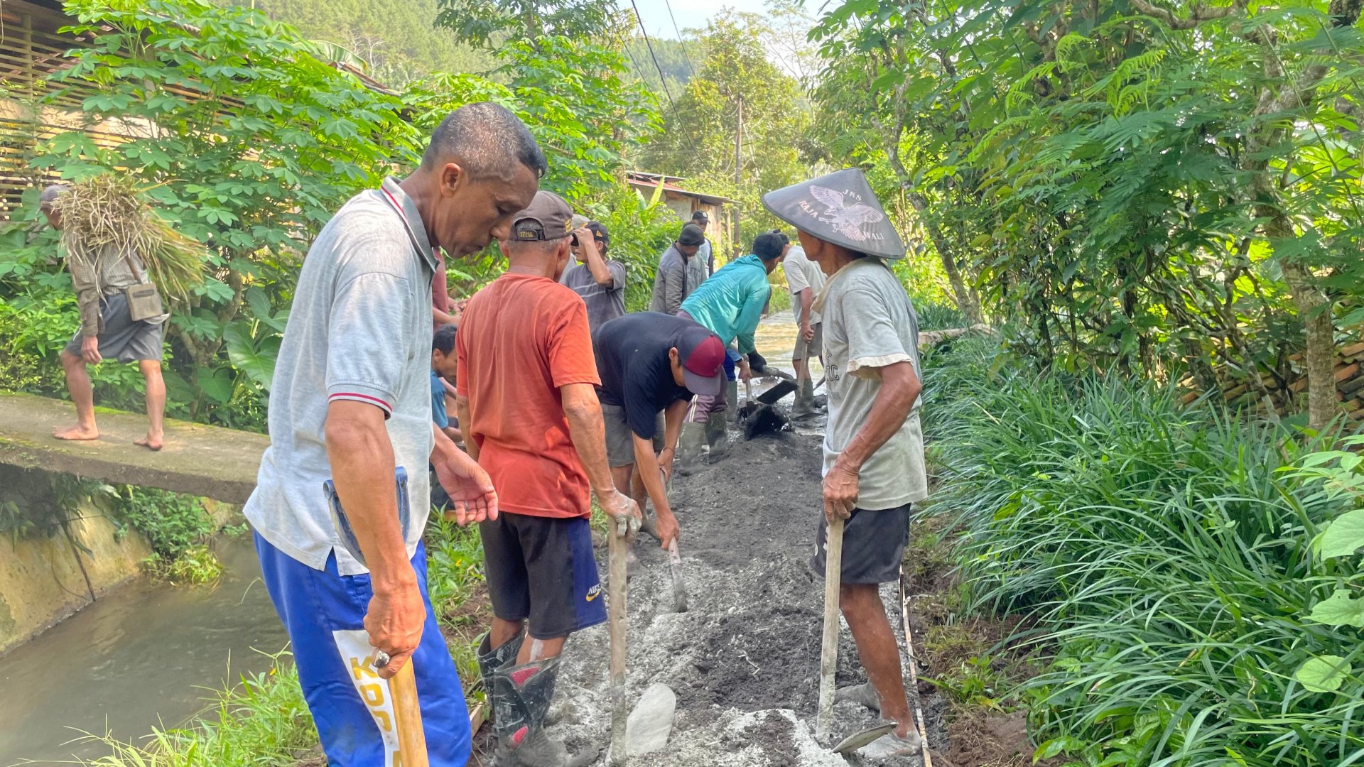 Kegiatan Kerja Bakti Pembuatan Jalan di Dusun Limbangan