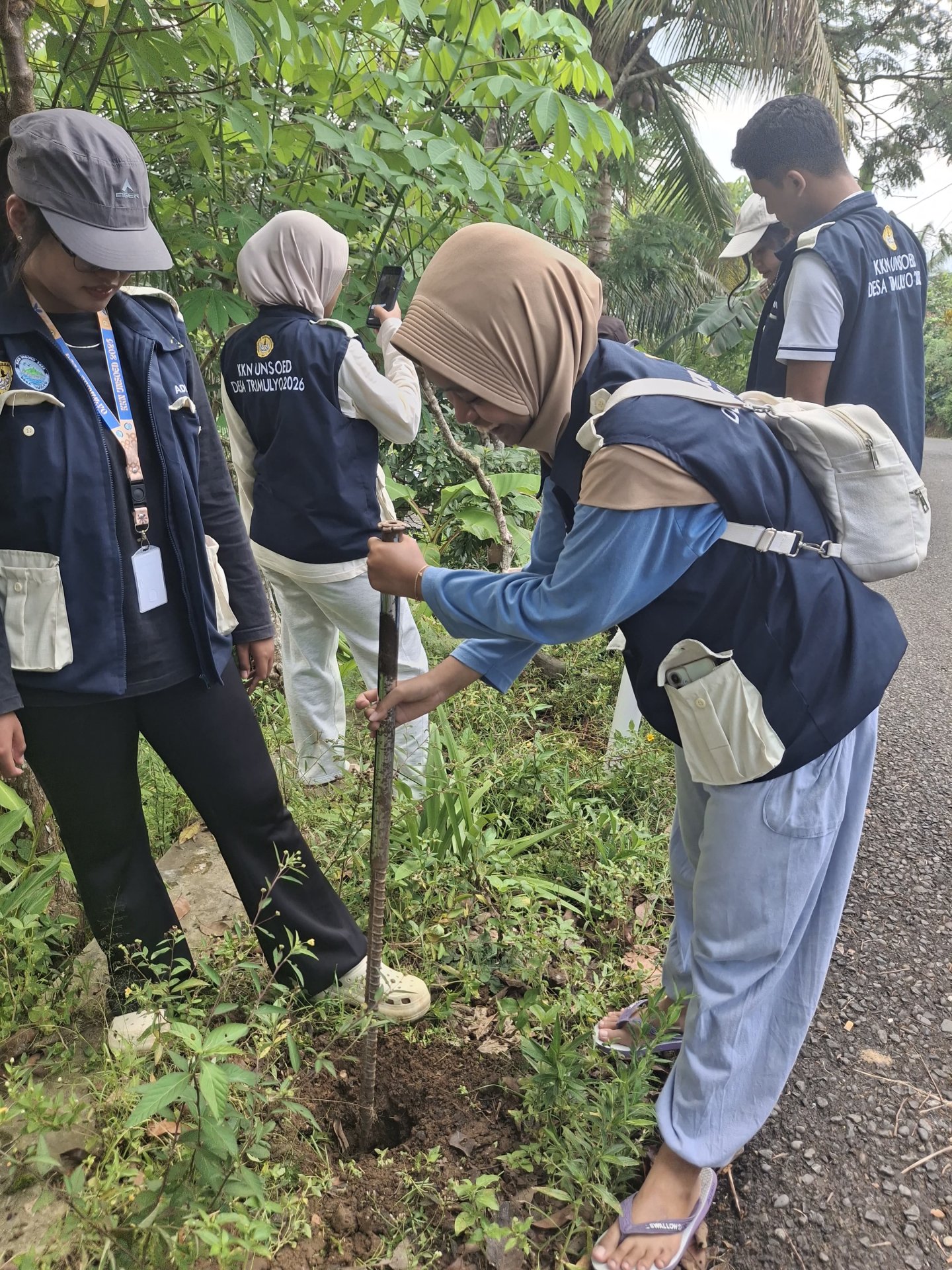 Melaksanakan kegiatan pemasangan refelktor jalan di beberapa dusun di Desa Trimulyo
