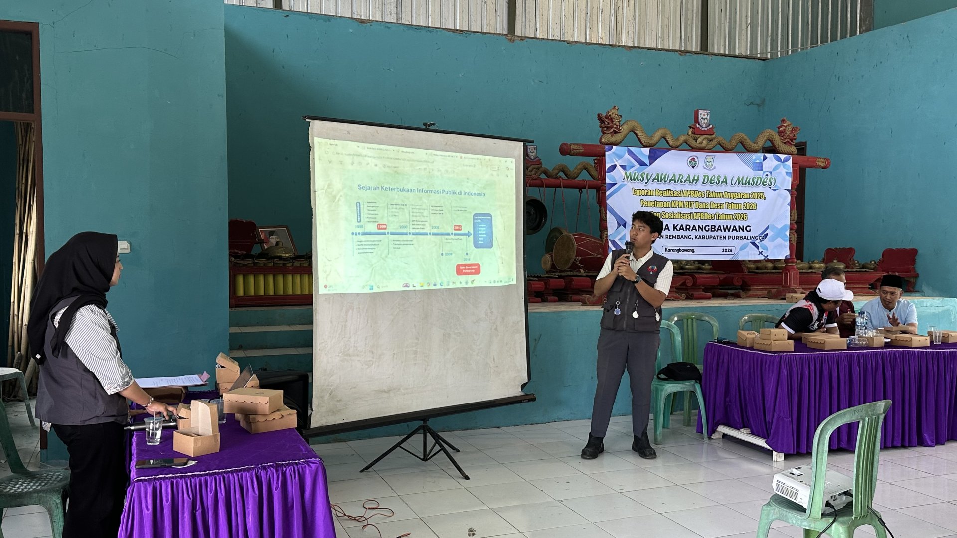 Sosialisasi Keterbukaan Informasi Publik di desa Karangbawang